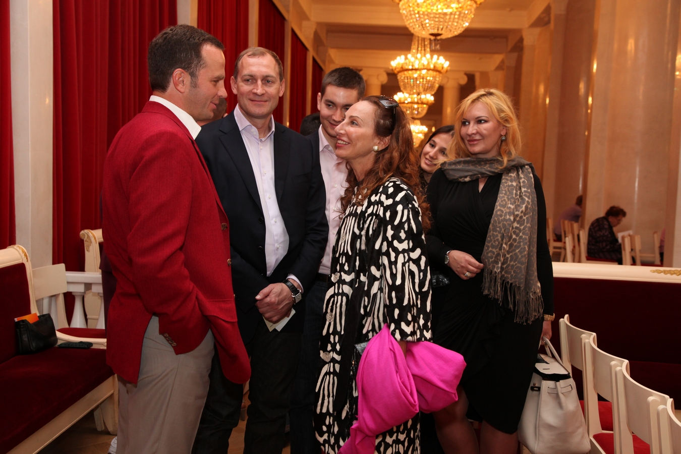 Irina Nikitina (the foundation president) meets guests of the concert